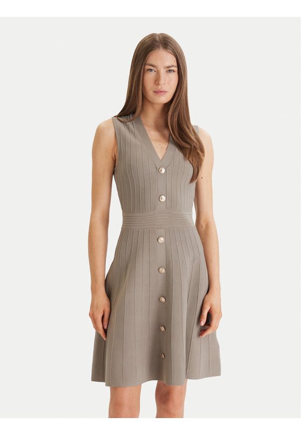 Guess Sukienka codzienna W6GK53 Z0658 Zielony Regular Fit. Okazja: na co dzień. Kolor: zielony. Materiał: wiskoza. Typ sukienki: proste. Styl: casual