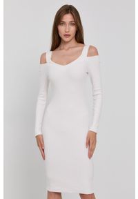 Guess Sukienka kolor biały mini dopasowana. Kolor: biały. Materiał: materiał, wiskoza, dzianina. Długość rękawa: długi rękaw. Wzór: gładki. Typ sukienki: dopasowane. Długość: mini #1