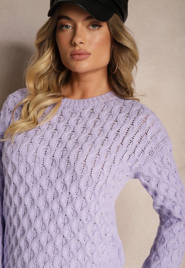 Renee - Fioletowy Sweter Ozdobione Tłoczeniem Sariatta. Okazja: na co dzień, na imprezę. Kolor: fioletowy. Materiał: jeans. Długość rękawa: długi rękaw. Długość: długie. Wzór: aplikacja. Styl: elegancki, klasyczny, casual