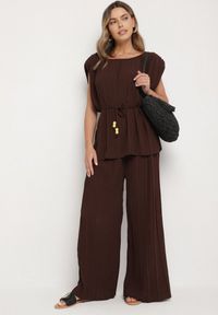 Born2be - Brązowy Komplet Bluzka z Wiązanym Paskiem i Szerokie Spodnie Dolarea. Kolor: brązowy. Wzór: aplikacja #7