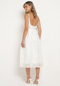 Born2be - Biała Sukienka na Regulowanych Ramiączkach Ozdobiona Cyrkoniami z Materiałowym Paskiem Selolia. Okazja: na co dzień. Typ kołnierza: dekolt w kształcie V. Kolor: biały. Materiał: materiał. Długość rękawa: na ramiączkach. Wzór: aplikacja. Typ sukienki: proste. Styl: casual #6