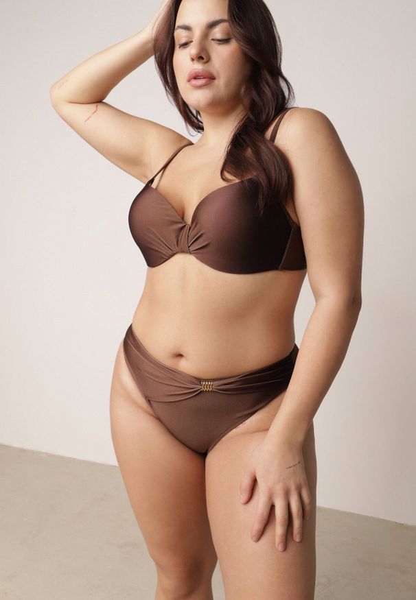 Born2be - Brązowe Bikini Biustonosz i Figi z Ozdobnym Marszczeniem i Aplikacją Periete. Kolor: brązowy. Wzór: aplikacja