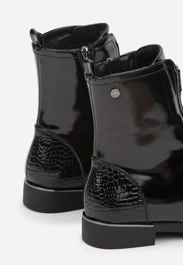 Renee - Czarne Botki Vices Lakierowane Ozdobione Tłoczonymi Elementami Typu Krokodyl Olema. Okazja: na co dzień. Kolor: czarny. Materiał: lakier. Wzór: aplikacja. Styl: klasyczny, casual, elegancki