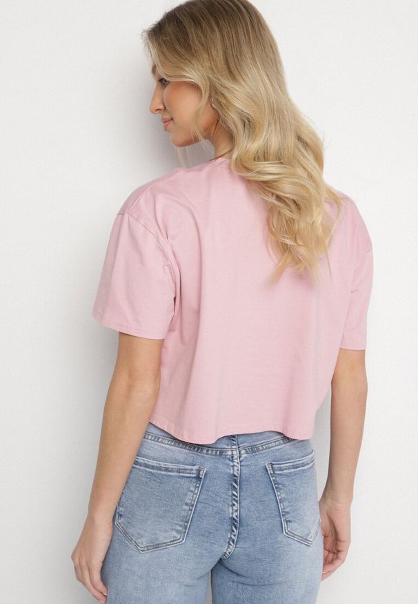 Born2be - Różowy Bawełniany T-shirt Oversize o Krótkim Kroju z Napisem Sannelia. Okazja: na co dzień. Kolor: różowy. Materiał: bawełna. Długość: krótkie. Wzór: napisy. Styl: casual