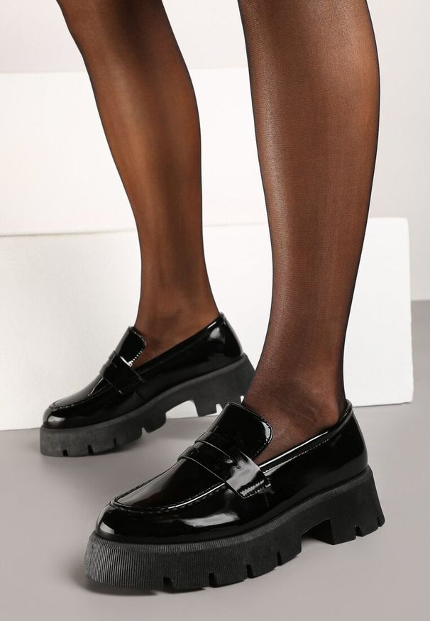 Renee - Czarne Lakierowane Mokasyny w Stylu Chunky Vortirra. Kolor: czarny. Materiał: lakier. Obcas: na obcasie. Styl: elegancki. Wysokość obcasa: średni
