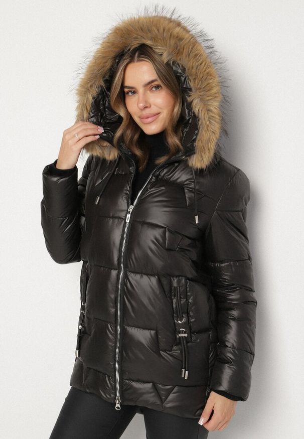 Born2be - Czarna Pikowana Kurtka z Kapturem z Odpinanym Futerkiem Galiara. Okazja: na co dzień, na spacer. Typ kołnierza: kaptur. Kolor: czarny. Materiał: futro. Styl: casual, elegancki