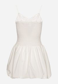 Born2be - Biała Sukienka Bombka na Cienkich Ramiączkach z Kokardą i Cyrkoniami Paliandria. Okazja: na imprezę. Typ kołnierza: kokarda. Kolor: biały. Długość rękawa: na ramiączkach. Wzór: aplikacja. Sezon: lato. Typ sukienki: bombki. Styl: elegancki #5