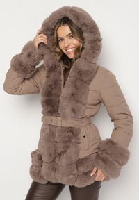 Born2be - Ciemnobeżowa Taliowana Kurtka z Paskiem Kapturem i Ozdobnym Futrem Rainaria. Okazja: do pracy, na co dzień, na spotkanie biznesowe. Kolor: beżowy. Materiał: futro. Styl: casual, retro, elegancki, biznesowy #1
