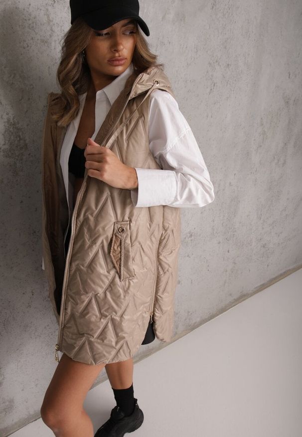 Renee - Brązowa Długa Kamizelka Pikowana z Nieodpinanym Kapturem Semaea. Kolor: brązowy. Materiał: prążkowany, jeans. Długość: długie. Styl: street