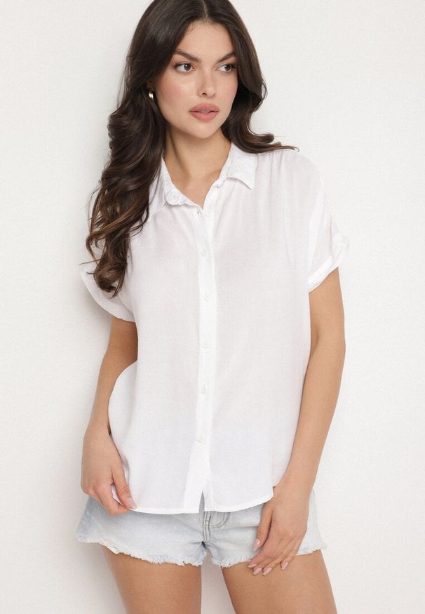Born2be - Biała Wiskozowa Koszula z Podwiniętym Rękawami Tilamena. Okazja: na co dzień, do pracy, na spotkanie biznesowe. Typ kołnierza: kołnierzyk klasyczny. Kolor: biały. Materiał: wiskoza. Długość: krótkie. Styl: biznesowy, klasyczny, casual, elegancki
