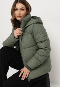 Born2be - Ciemnozielona Pikowana Kurtka o Prostym Kroju z Kapturem i Kieszeniami Leolea. Okazja: na co dzień, na spacer. Typ kołnierza: kaptur. Kolor: zielony. Materiał: jeans. Sezon: zima. Styl: casual