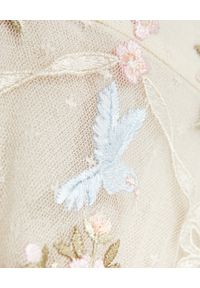 NEEDLE & THREAD - Sukienka mini Isadora. Typ kołnierza: kokarda. Kolor: beżowy. Materiał: szyfon. Wzór: haft, kwiaty, aplikacja. Długość: mini #5