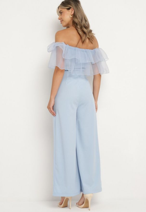 Born2be - Jasnoniebieski Kombinezon bez Rękawów z Dekoltem Ozdobionym Falbanką Tessella. Kolor: niebieski. Długość rękawa: bez rękawów. Wzór: aplikacja. Styl: wizytowy