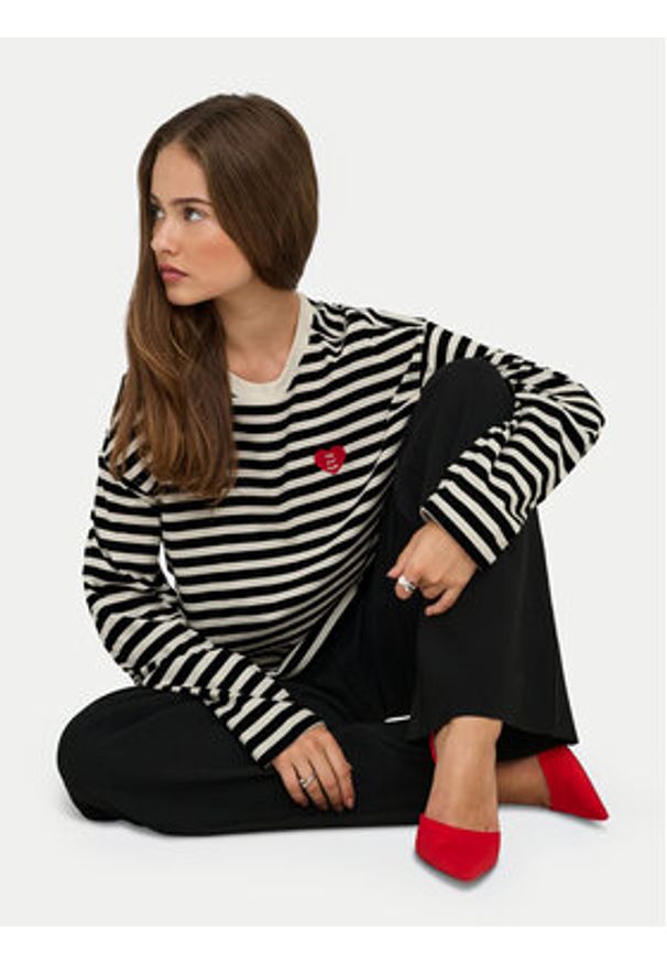 only - ONLY Bluzka Livina 15359682 Czarny Regular Fit. Kolor: czarny. Materiał: bawełna