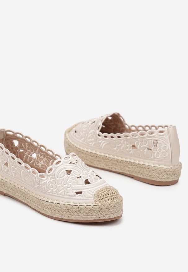 Renee - Beżowe Espadryle na Podeszwie z Plecionki Zdobione Ażurowym Wzorem Elnil. Okazja: na co dzień. Kolor: beżowy. Materiał: jeans. Wzór: aplikacja, ażurowy. Sezon: lato. Styl: boho, elegancki, casual