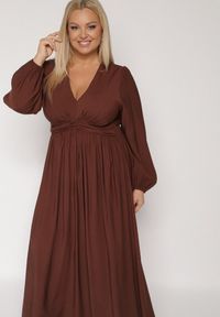 Born2be - Brązowa Rozkloszowana Sukienka z Marszczeniem i Gumką w Pasie Fedorna. Okazja: na co dzień. Kolekcja: plus size. Kolor: brązowy. Typ sukienki: dla puszystych. Styl: casual, elegancki #5