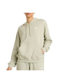 Bluza New Balance WT41507OVN - zielona. Okazja: na co dzień. Kolor: zielony. Materiał: bawełna, poliester, dresówka, prążkowany. Wzór: napisy. Styl: klasyczny, casual, street