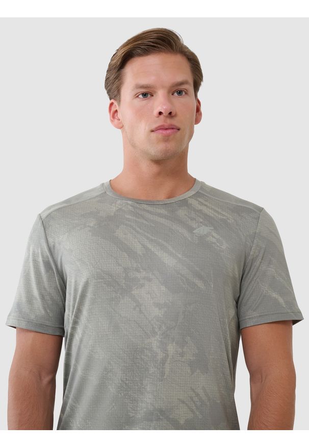 4f - 4F Koszulka treningowa regular szybkoschnąca męska - khaki M. Kolor: oliwkowy, wielokolorowy, brązowy. Materiał: elastan, materiał, włókno, dzianina, syntetyk. Długość rękawa: krótki rękaw. Długość: krótkie. Wzór: gładki, ze splotem, nadruk. Sport: fitness