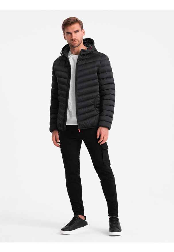 Ombre Clothing - Lekko ocieplona pikowana męska kurtka z satynowym wykończeniem – czarna V2 OM-JALP-0180 - L. Typ kołnierza: kołnierzyk stójkowy. Kolor: czarny. Materiał: satyna. Wzór: aplikacja, gładki. Styl: elegancki