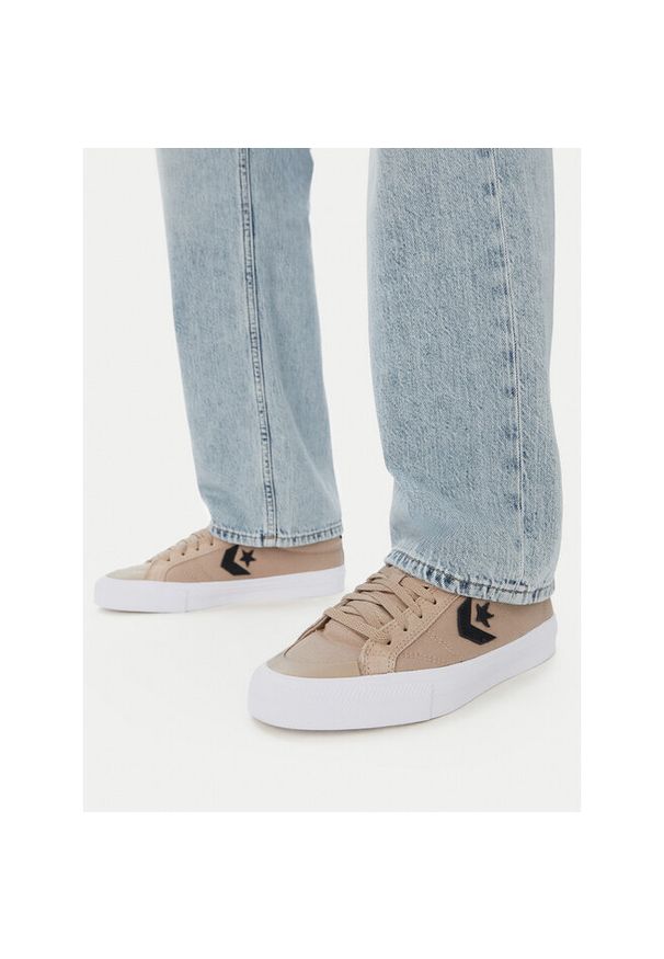 Tenisówki Converse. Okazja: na co dzień. Kolor: beżowy. Styl: casual, sportowy
