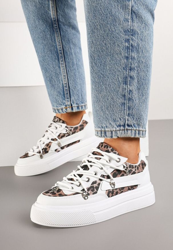 Renee - Białe Sneakersy ze Wzorem w Panterkę Doridi. Okazja: na co dzień. Kolor: biały. Materiał: skóra, jeans. Wzór: motyw zwierzęcy