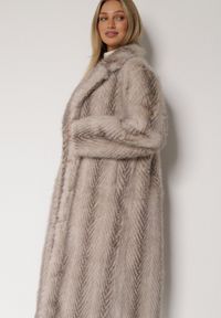 Born2be - Jasnobeżowy Jednorzędowy Płaszcz Futerko o Klasycznym Kroju Yrelsha. Okazja: na co dzień. Kolor: beżowy. Materiał: futro. Styl: klasyczny #5