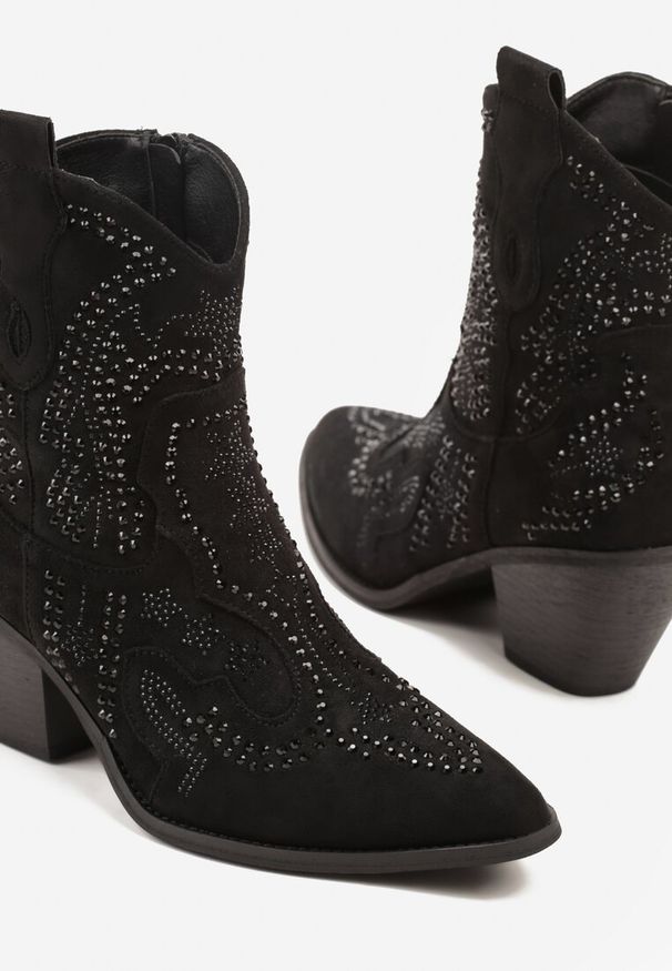 Renee - Czarne Kowbojki Botki Ozdobione Cyrkoniami na Stożkowym Słupku Tulmira. Nosek buta: szpiczasty. Zapięcie: zamek. Kolor: czarny. Wzór: aplikacja. Obcas: na słupku. Styl: elegancki