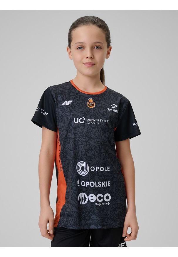 4f - 4F Koszulka meczowa replika wyjazdowa z sezonu 2025/26 dziecięca 4F x Uni Opole - czarna 122/128 (6-8 lat). Kolor: czarny. Materiał: dzianina, materiał. Wzór: nadruk. Sezon: lato. Styl: młodzieżowy, sportowy