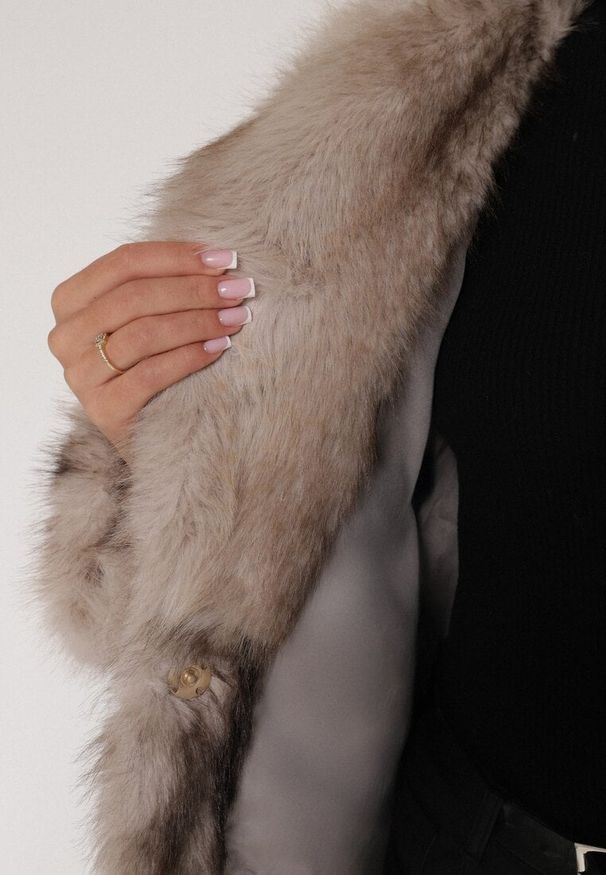 Born2be - Beżowa Kurtka Futerko z Jednorzędowym Zapięciem i Szerokim Kołnierzem Tesella. Okazja: na co dzień. Kolor: beżowy. Materiał: futro. Styl: elegancki, casual