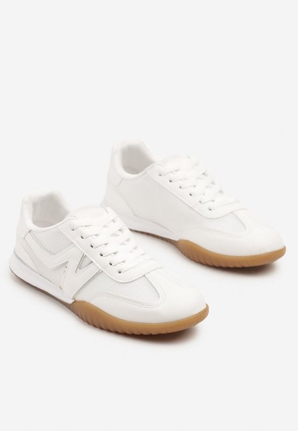 Born2be - Białe Sneakersy w Stylu Kultowych Tenisówek Tultia. Okazja: na co dzień. Kolor: biały. Materiał: jeans. Wzór: aplikacja. Sezon: lato, wiosna