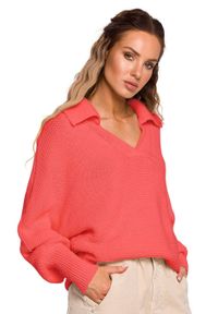MOE - Luźny sweter z dekoltem V i kołnierzykiem brzoskwiniowy. Kolor: pomarańczowy. Materiał: jeans. Styl: elegancki