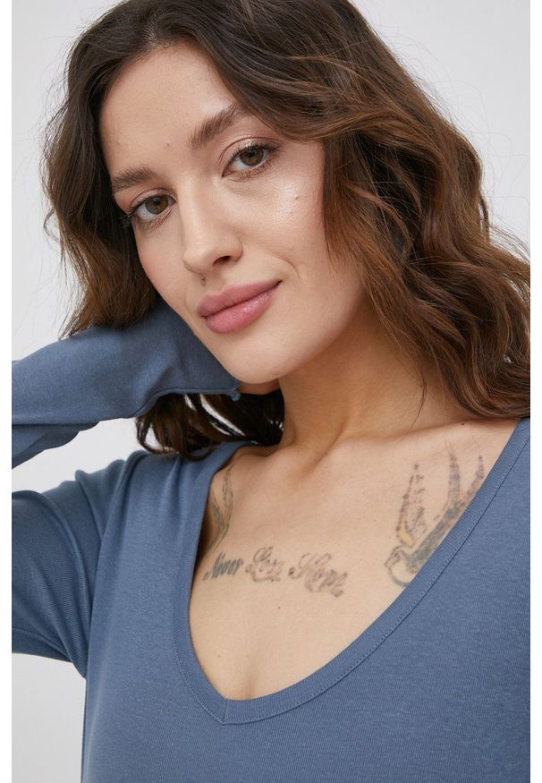 Vero Moda longsleeve damski. Okazja: na co dzień. Kolor: niebieski. Materiał: dzianina. Długość rękawa: długi rękaw. Wzór: gładki. Styl: casual