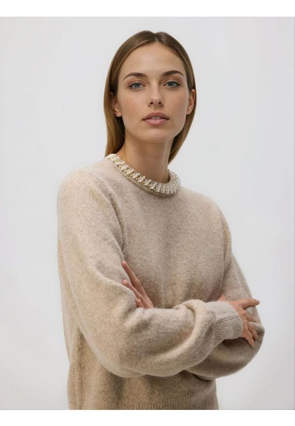 Reserved - Sweter z aplikacją - beżowy. Kolor: beżowy. Materiał: dzianina, wełna. Wzór: aplikacja