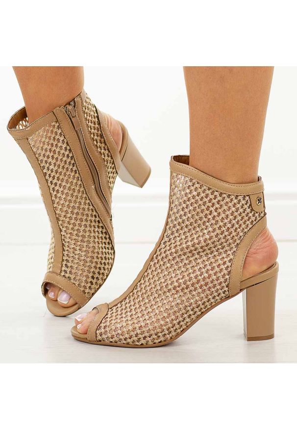 Beżowe sandały damskie na słupku M.Daszyński Sa283-2. Kolor: beżowy. Materiał: skóra. Sezon: wiosna, lato. Obcas: na słupku. Styl: elegancki, klasyczny. Wysokość obcasa: średni