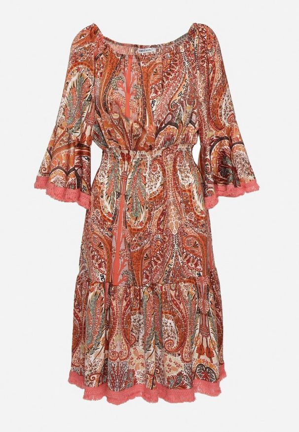 Born2be - Czerwona Sukienka Hiszpanka Ozdobiona Frędzlami o Rozkloszowanym Fasonie w Print Paisley Allnight. Okazja: na co dzień. Typ kołnierza: dekolt hiszpanka. Kolor: czerwony. Wzór: aplikacja, nadruk, paisley. Typ sukienki: proste. Styl: casual, elegancki
