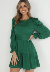 Born2be - Zielona Sukienka Taliowana z Falbanami Klasino. Kolor: zielony. Materiał: zamsz. Wzór: aplikacja. Długość: mini #5