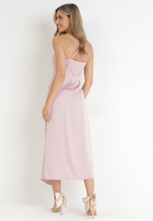 Born2be - Różowa Sukienka na Ramiączkach z Marszczeniem Rosalinve. Kolor: różowy. Materiał: materiał. Długość rękawa: na ramiączkach. Styl: elegancki