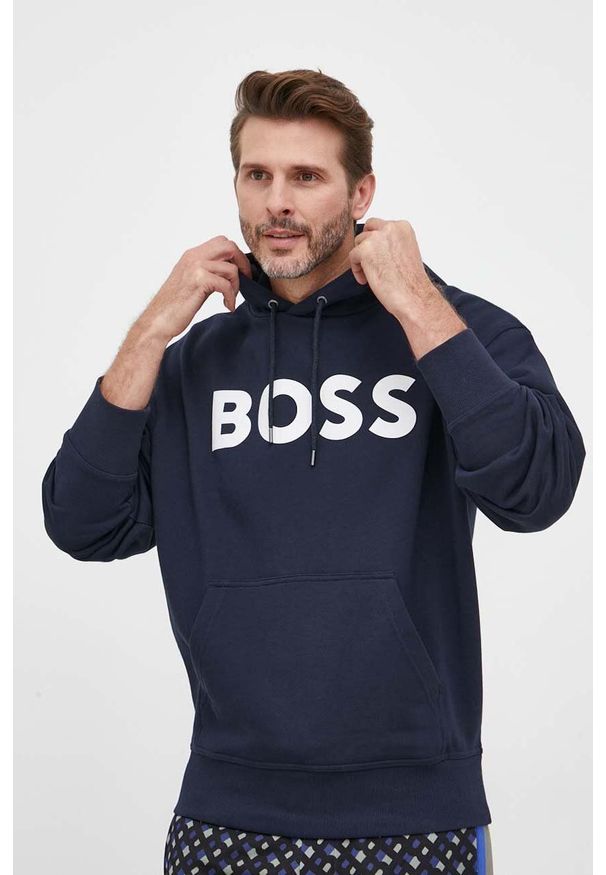 BOSS Orange - BOSS bluza bawełniana BOSS ORANGE męska kolor granatowy z kapturem z nadrukiem. Typ kołnierza: kaptur. Kolor: niebieski. Materiał: bawełna. Wzór: nadruk