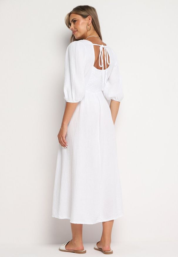 Born2be - Biała Rozkloszowana Bawełniana Sukienka Boho z Wiązaniem i Gumką w Talii Lawla. Okazja: na co dzień. Typ kołnierza: dekolt w kształcie V. Kolor: biały. Materiał: bawełna. Typ sukienki: rozkloszowane. Styl: boho