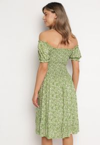Born2be - Jasnozielona Sukienka Hiszpanka z Bawełny w Drobne Kwiatki Wietema. Okazja: na co dzień. Typ kołnierza: dekolt hiszpanka. Kolor: zielony. Materiał: bawełna. Wzór: kwiaty. Typ sukienki: z odkrytymi ramionami. Styl: casual #3