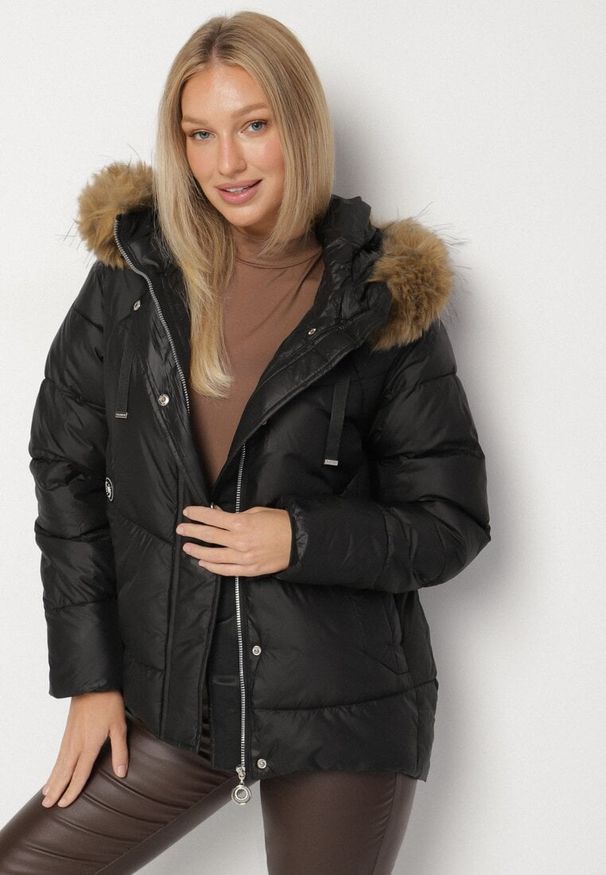 Born2be - Czarna Pikowana Kurtka o Trapezowym Kroju z Kapturem z Futrem Lanarela. Okazja: na co dzień. Typ kołnierza: kaptur. Kolor: czarny. Materiał: futro. Styl: casual, elegancki