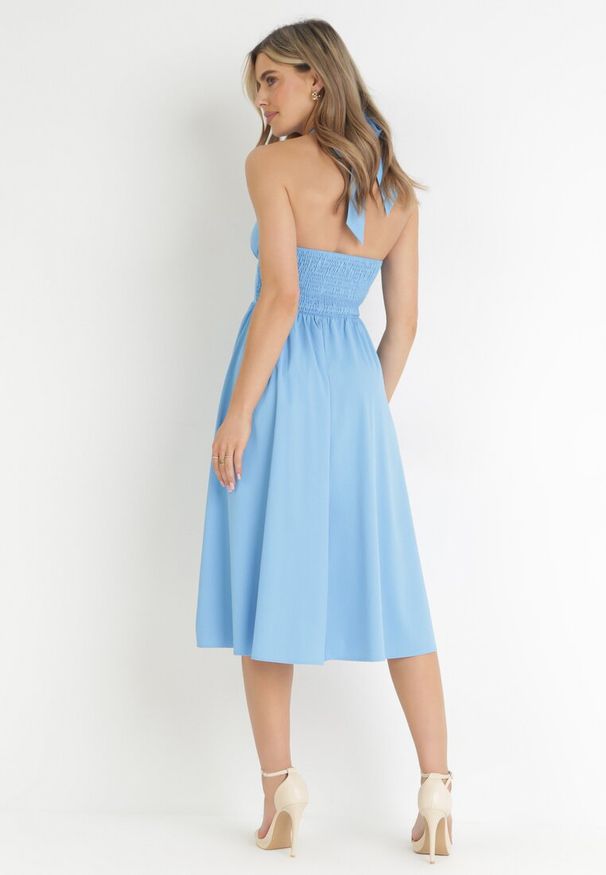 Born2be - Niebieska Rozkloszowana Sukienka z Wiązaniem na Szyi Nosalae. Kolor: niebieski. Typ sukienki: kopertowe