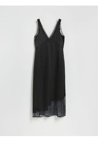 Reserved - Sukienka midi z koronką - czarny. Kolor: czarny. Materiał: koronka. Wzór: koronka. Typ sukienki: proste. Długość: midi #1