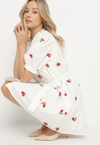 Born2be - Biała Bawełniana Sukienka Koszulowa Zdobiona Haftem w Wisienki Delarmira. Okazja: na co dzień. Typ kołnierza: dekolt w serek. Kolor: biały. Materiał: bawełna. Wzór: aplikacja, haft. Typ sukienki: koszulowe. Styl: casual, elegancki #7