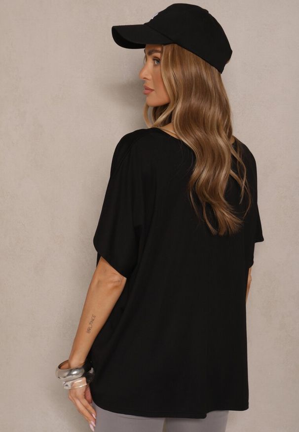 Renee - Czarny T-shirt z Wiskozą w Stylu Nietoperza Liofala. Okazja: na co dzień. Kolor: czarny. Materiał: wiskoza. Styl: elegancki, casual