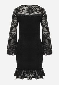 Born2be - Czarna Koronkowa Sukienka z Wiskozą Zdobiona Falbanami u Dołu i przy Rękawach Prisea. Okazja: na co dzień, na randkę, na wesele, na ślub cywilny. Typ kołnierza: kołnierz z falbankami. Kolor: czarny. Materiał: wiskoza, koronka. Wzór: aplikacja. Typ sukienki: proste. Styl: elegancki, casual #6