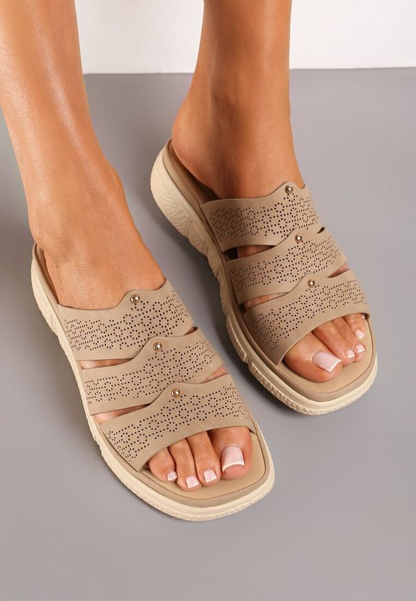 Born2be - Ciemnobeżowe Klapki na Grubej Podeszwie z Perforacją Disarra. Nosek buta: otwarty. Kolor: beżowy. Sezon: lato. Styl: elegancki
