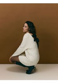 Reserved - Sukienka z wiązaniem - kremowy. Kolor: kremowy. Materiał: dzianina, wełna #1