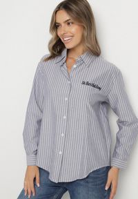 Born2be - Granatowa Koszula w Paski Zdobiona Haftem Denelle. Okazja: do pracy, na co dzień, na spotkanie biznesowe. Typ kołnierza: kołnierzyk klasyczny. Kolor: niebieski. Materiał: jeans. Długość rękawa: długi rękaw. Długość: długie. Wzór: haft, aplikacja, paski. Styl: casual, klasyczny, biznesowy #1