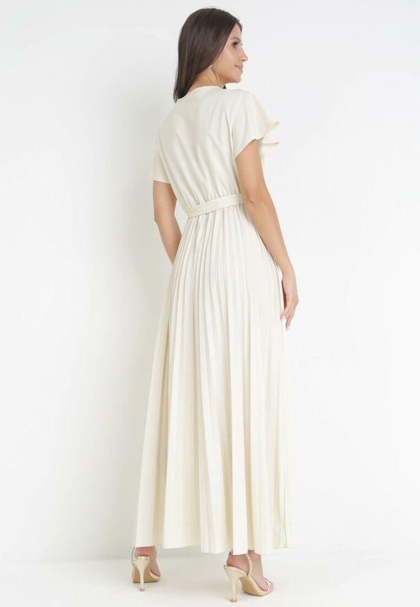 Born2be - Jasnobeżowa Elegancka Sukienka Maxi w Plisy z Kopertowym Dekoltem i Wiązaniem Thessi. Kolor: beżowy. Sezon: lato. Typ sukienki: kopertowe. Styl: elegancki. Długość: maxi